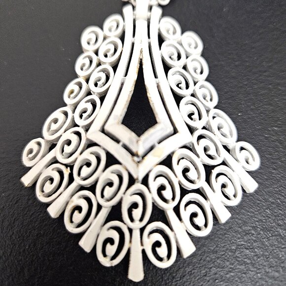 Vintage Trifari White Enamel Chain & Pendant Necklace and Earrings - Picture 5 of 14